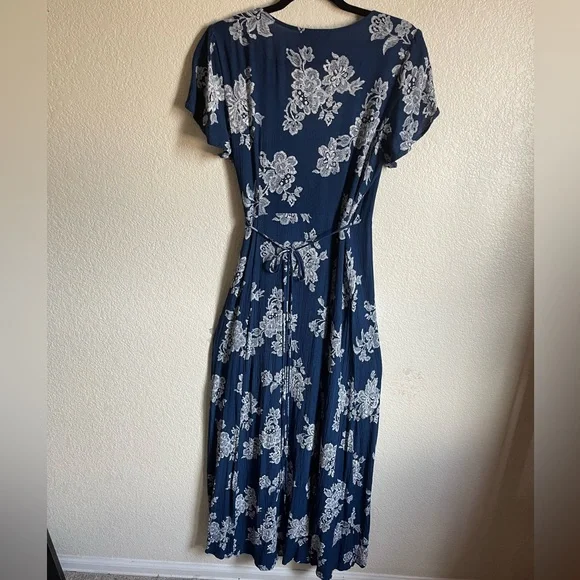 Lulu’s true wrap dress - Picture 4 of 7